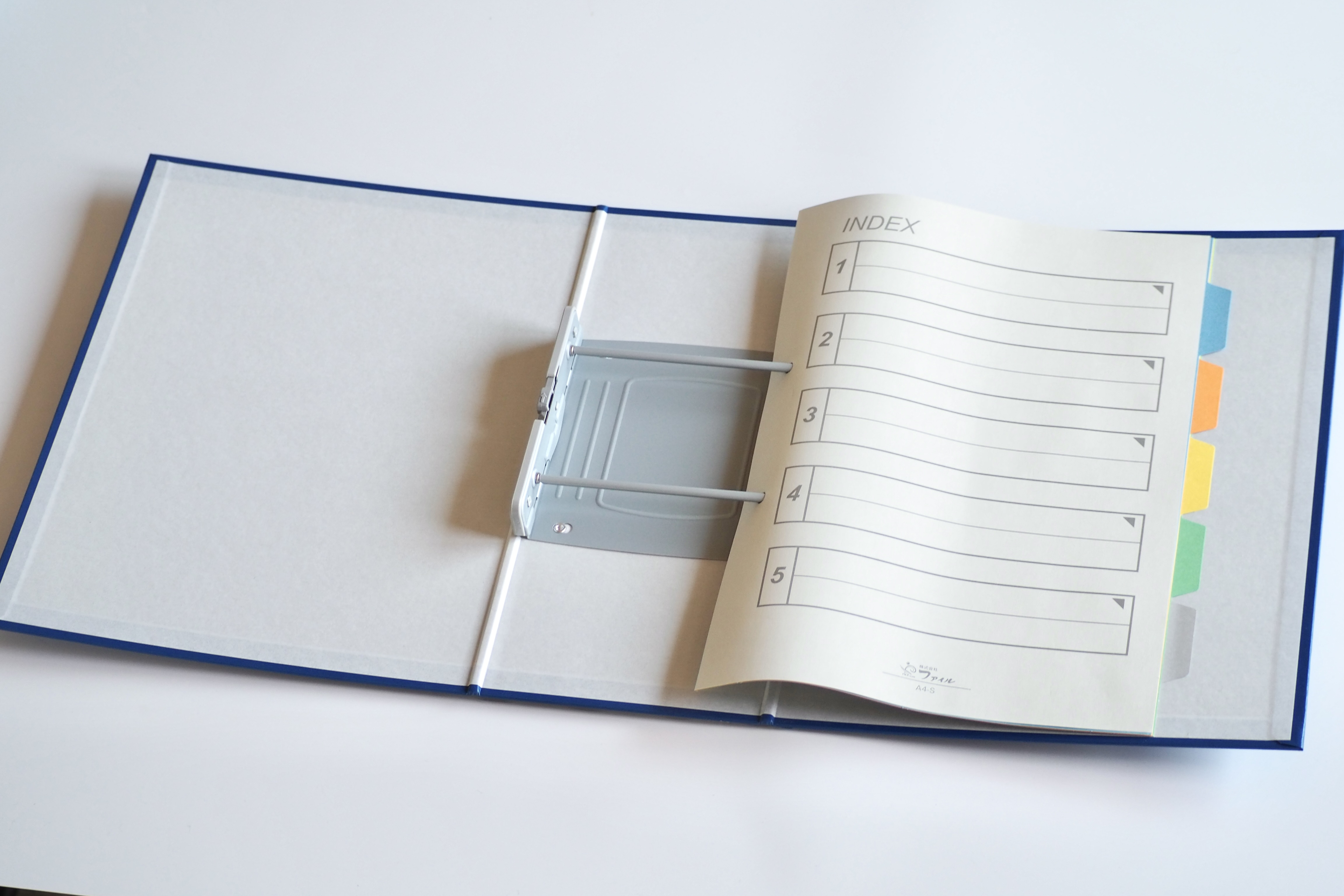 木になる紙 両開きパイプファイル 書類収納イメージ